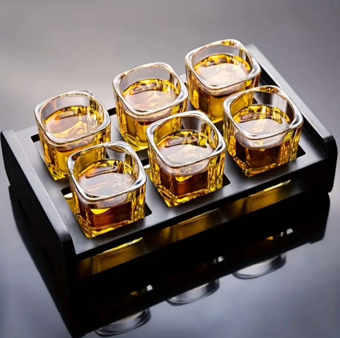 LISTINGOPT::kovosis::vierkante-glazen-shotglas-set-van-zes-met-matzwart-dienblad-en-houten-inzet::04-closeup