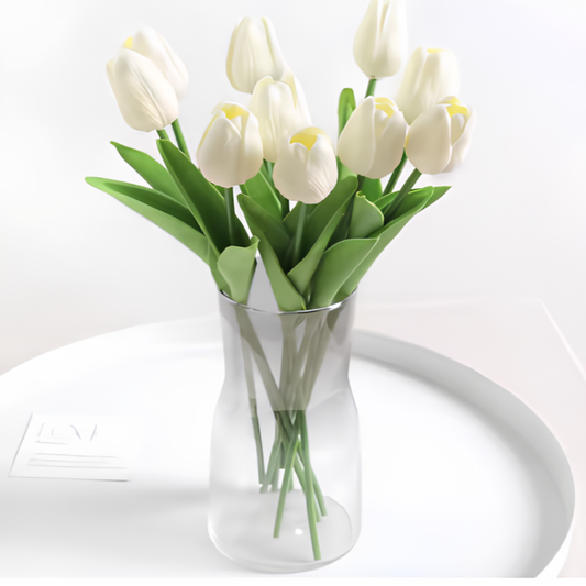 Decorațiune de masă cu lalele artificiale pentru o culoare de durată
