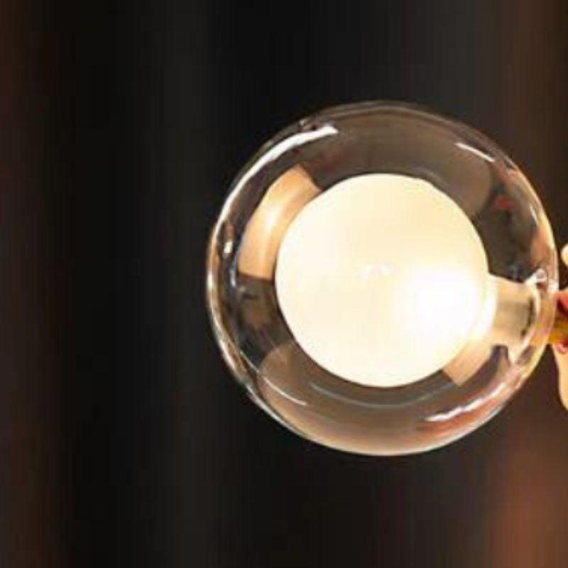 Figürliche Tischlampe mit künstlerischem Charakter