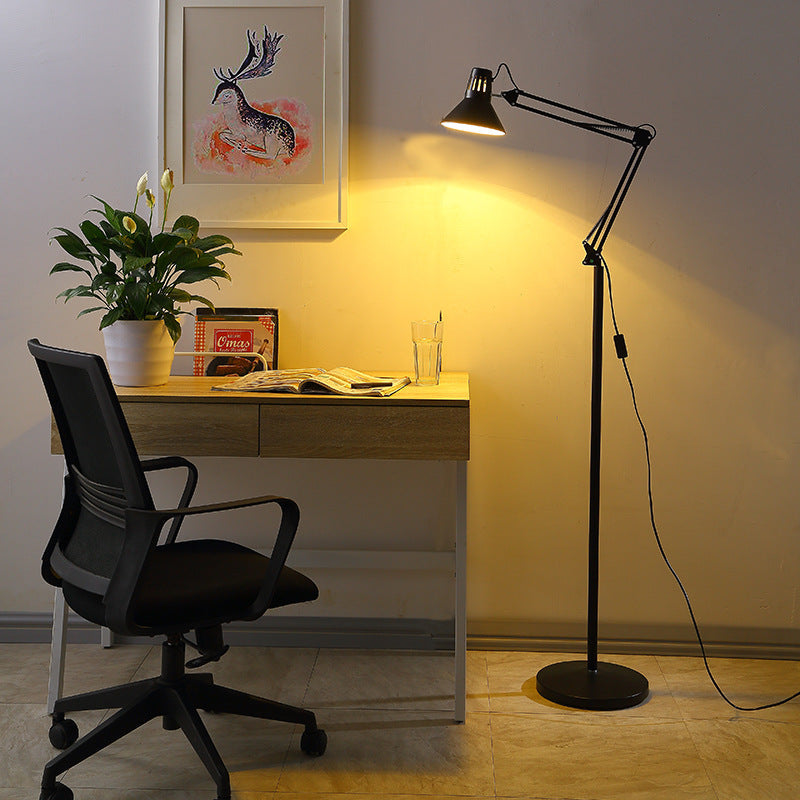 Lampada da terra girevole scandinava per un'illuminazione artistica