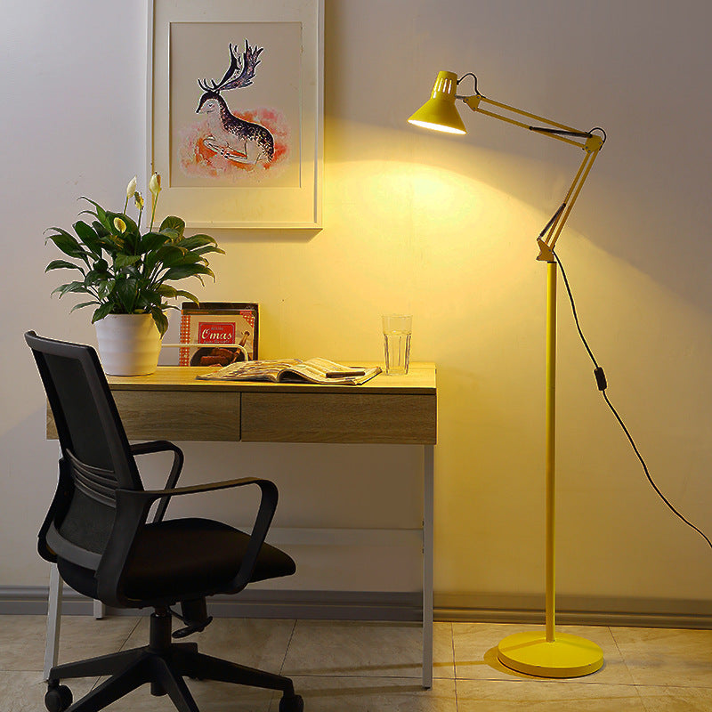 Lampada da terra girevole scandinava per un'illuminazione artistica