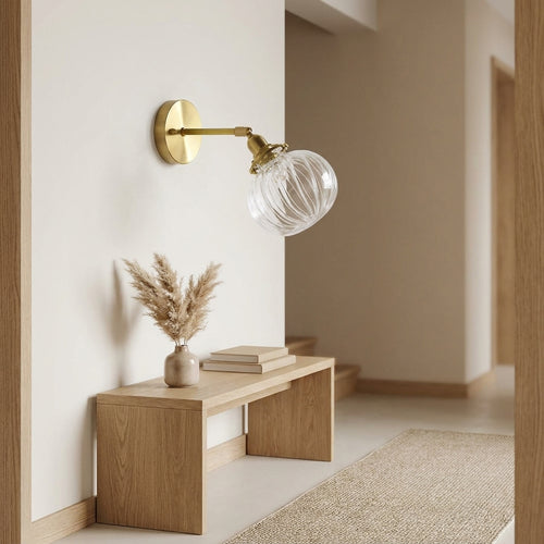 LISTINGOPT::kovosis::1-hode-veggmontert-lampe-kolonial-orb-klart-kognac-prismatisk-glass-vegghengt-belysningsinnretning-i-gull-norvo::01-hero