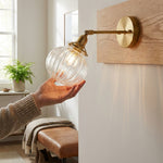 LISTINGOPT::kovosis::1-hode-veggmontert-lampe-kolonial-orb-klart-kognac-prismatisk-glass-vegghengt-belysningsinnretning-i-gull-norvo::02-inuse