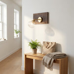 LISTINGOPT::kovosis::1-hode-veggmontert-lampe-kolonial-orb-klart-kognac-prismatisk-glass-vegghengt-belysningsinnretning-i-gull-norvo::03-lifestyle