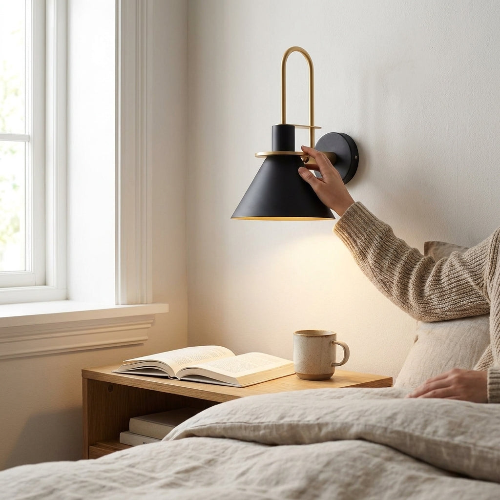 LISTINGOPT::kovosis::1-lys-seng-bord-veggmontert-lampe-enkel-svart-hvit-grnn-vegglampe-med-kjegleformet-metall-skjerm-norvo::02-inuse