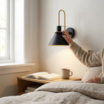 LISTINGOPT::kovosis::1-lys-seng-bord-veggmontert-lampe-enkel-svart-hvit-grnn-vegglampe-med-kjegleformet-metall-skjerm-norvo::02-inuse