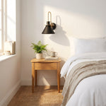 LISTINGOPT::kovosis::1-lys-seng-bord-veggmontert-lampe-enkel-svart-hvit-grnn-vegglampe-med-kjegleformet-metall-skjerm-norvo::03-lifestyle