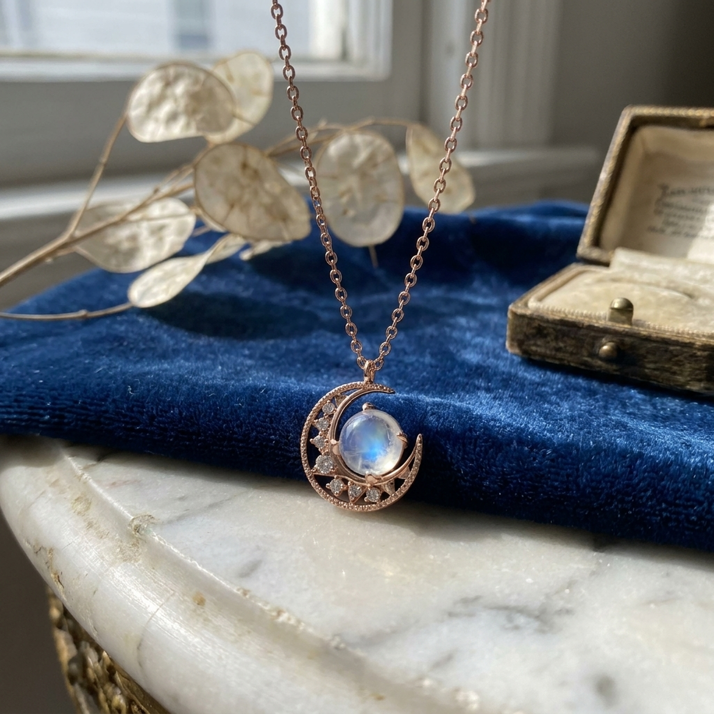LISTINGOPT::kovosis::moonstone-moon-necklace-celestial-glow::variant-unique-4c96da1d0960de