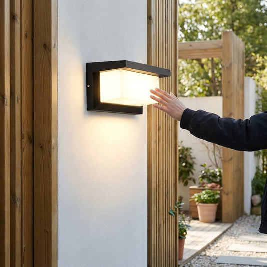 LISTINGOPT::kovosis::ocs-buitenwandlamp-motion-sensor-pikka::02-inuse