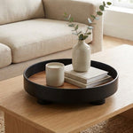 LISTINGOPT::kovosis::rond-houten-dienblad-met-eiken-inleg-en-zwarte-opstaande-rand-voor-salontafel::01-hero