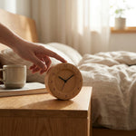 LISTINGOPT::kovosis::wekker-van-massief-beukenhout-met-analoog-uurwerk-en-stil-mechanisme::02-inuse