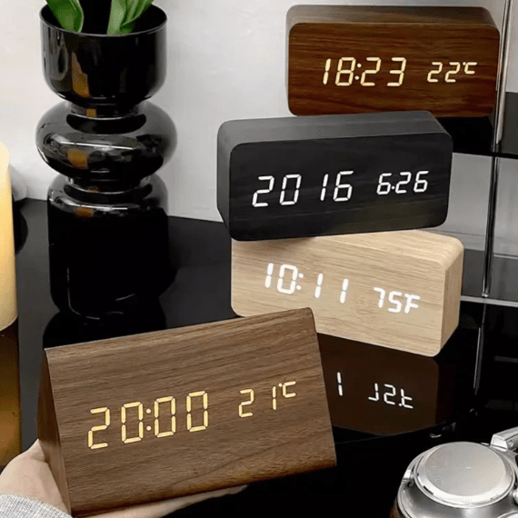 Orologio in legno con display attivato dalla voce a LED