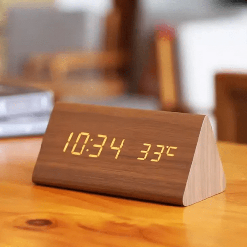 Orologio in legno con display attivato dalla voce a LED