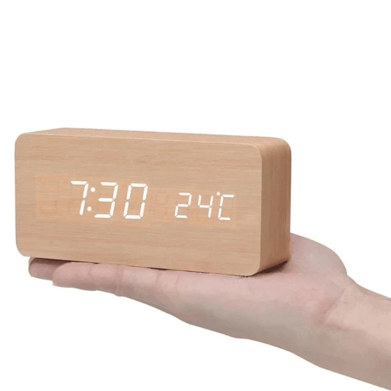 Orologio in legno con display attivato dalla voce a LED