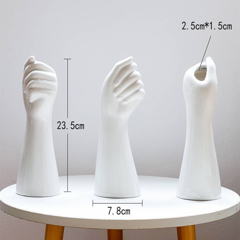Vaso in Ceramica a Mano con Carattere Scultoreo
