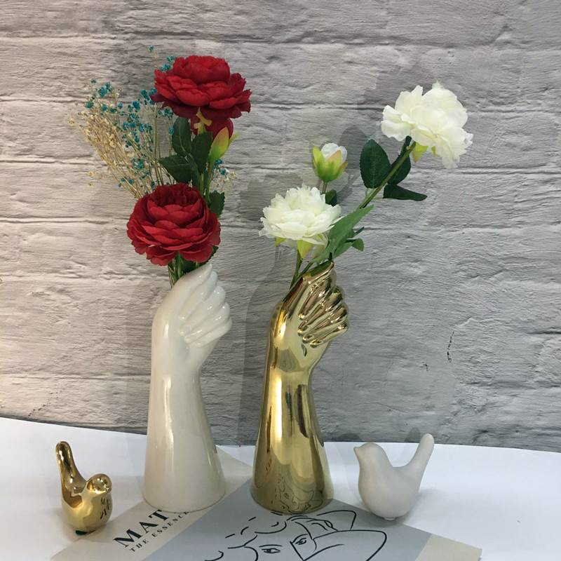 Vaso in Ceramica a Mano con Carattere Scultoreo