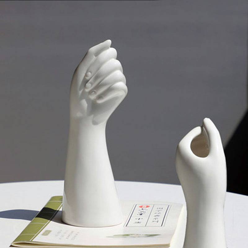 Vaso in Ceramica a Mano con Carattere Scultoreo