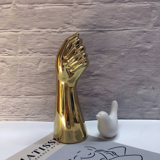 Vaso in Ceramica a Mano con Carattere Scultoreo