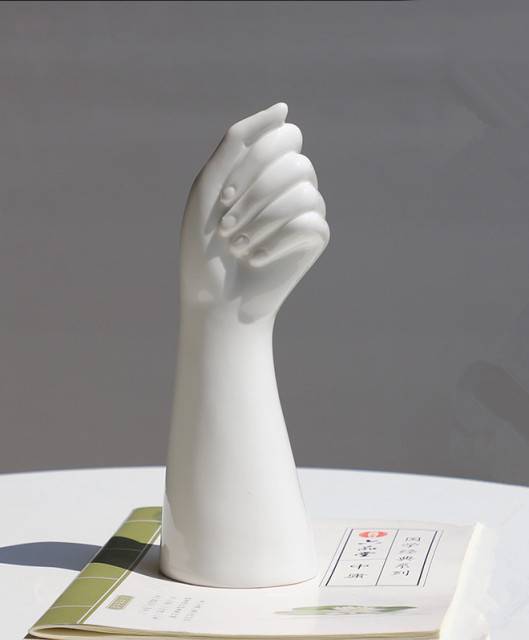 Vaso in Ceramica a Mano con Carattere Scultoreo