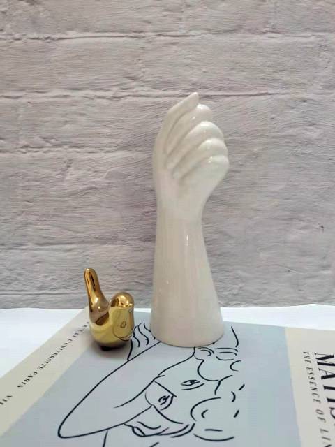 Vaso in Ceramica a Mano con Carattere Scultoreo