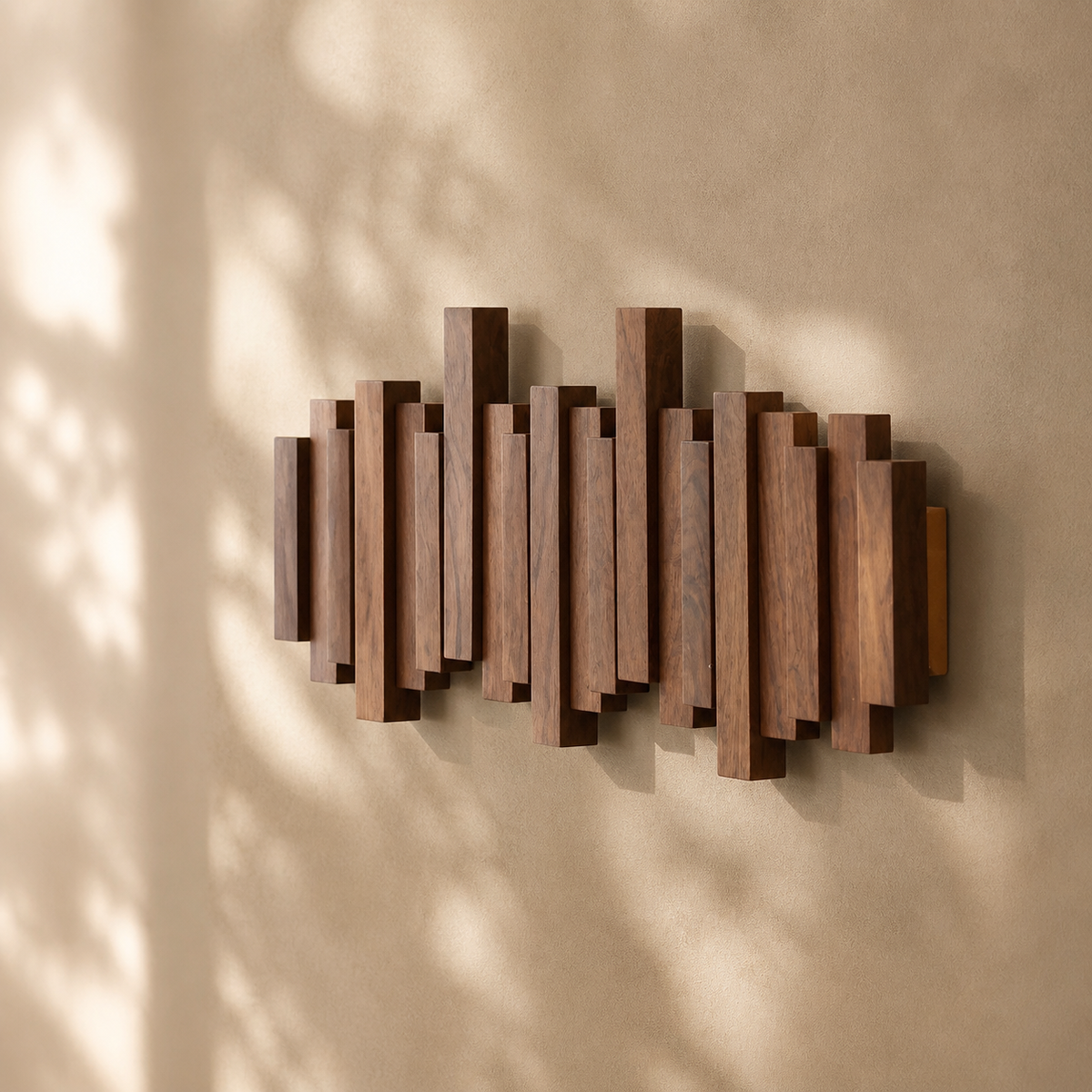 Perchero escultórico de madera para entradas artísticas
