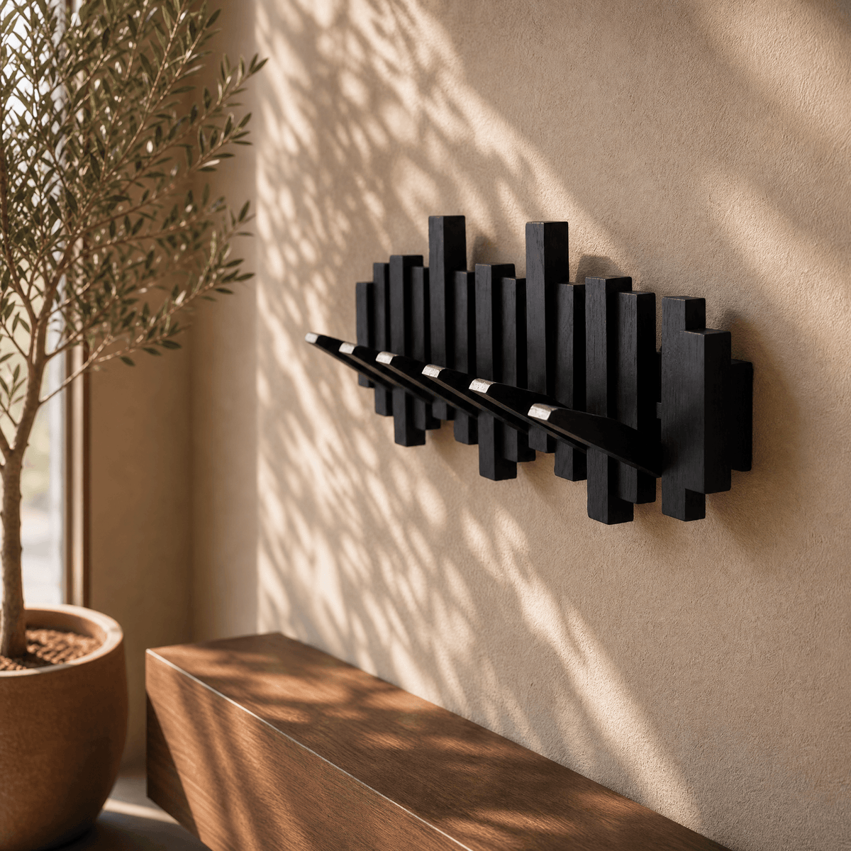 Perchero escultórico de madera para entradas artísticas