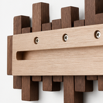 Perchero escultórico de madera para entradas artísticas